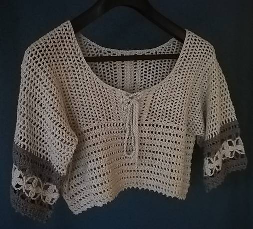 Háčkovaný crop top