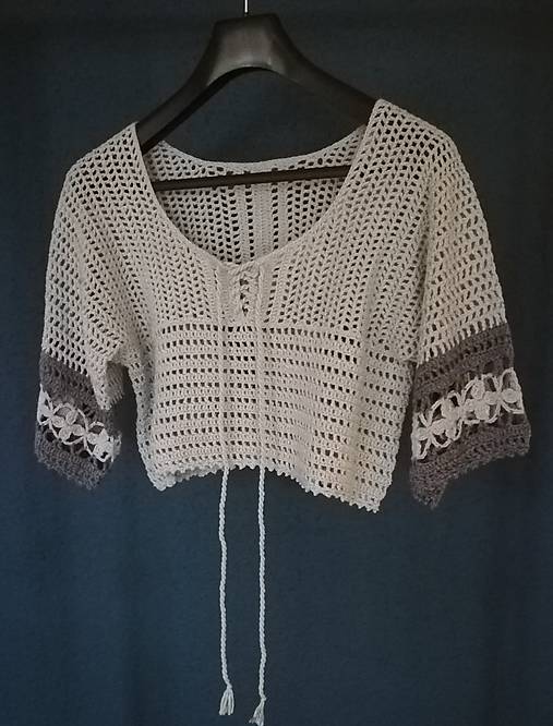 Háčkovaný crop top