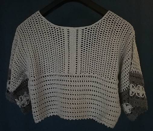 Háčkovaný crop top