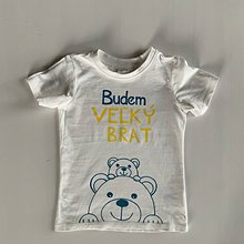 Detské oblečenie - Maľované tričko s nápisom “Bude zo mňa veľký brat” ( (BIELE S MACÍKMI) - 12041220_