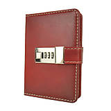 Papiernictvo - Malý kožený zápisník na heslový zámok, ručne tieňovaný, tmavo červená farba - 12047376_