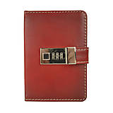 Papiernictvo - Malý kožený zápisník na heslový zámok, ručne tieňovaný, tmavo červená farba - 12047377_