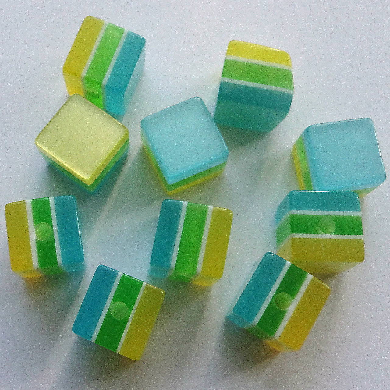 Živicové korálky-kocka-1ks (8mm-žltá/zel/modrá)
