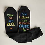 Ponožky, pančuchy, obuv - Maľované čierne ponožky s pestrofarebným nápisom: Cítim sa ako kráľ / Mám kráľovnú a - 12051488_