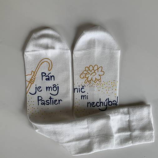Motivačné maľované ponožky s nápisom: "Pán je môj pastier!" (Biele 3 s obrázkom pastierskej palice a ovečky)