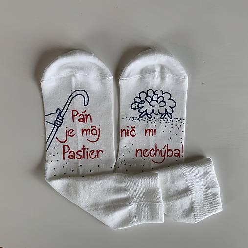 Motivačné maľované ponožky s nápisom: "Pán je môj pastier!" (Biele 2 s obrázkom pastierskej palice a ovečky)