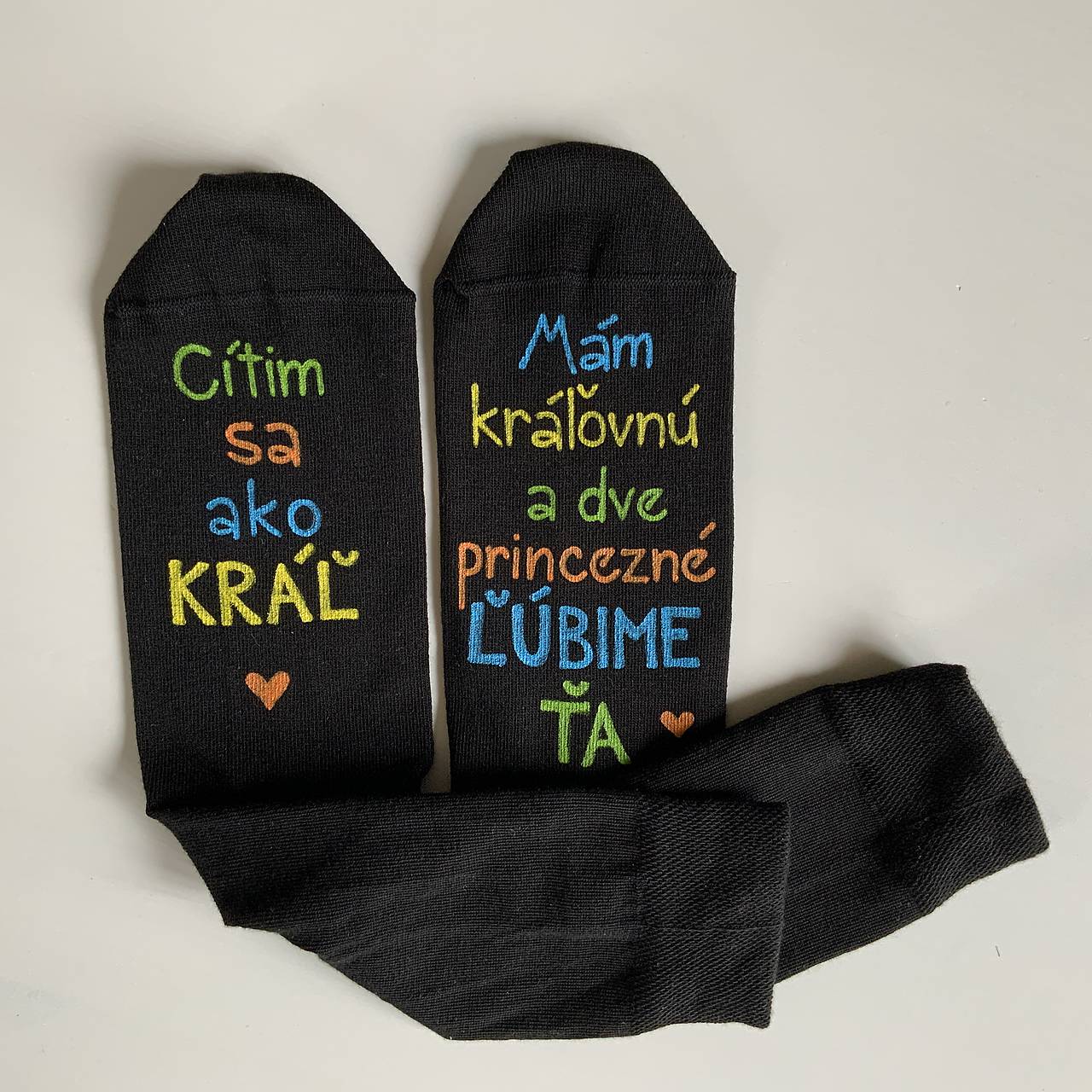 Maľované čierne ponožky s pestrofarebným nápisom: Cítim sa ako kráľ / Mám kráľovnú a (dve princezné ĽÚBIME ŤA)