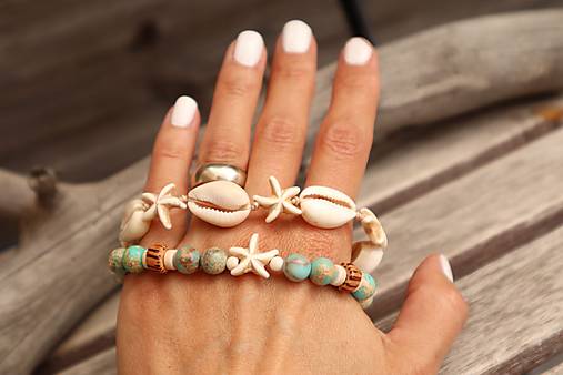 Letný náramok z mušlí s hviezdicami