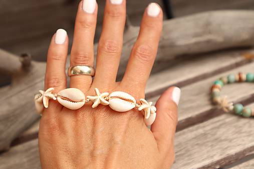 Letný náramok z mušlí s hviezdicami