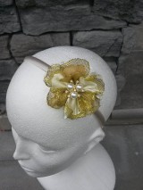 Detské doplnky - Smotanová saténová čelenka so zlatým kvetom zo stúh - 12053947_