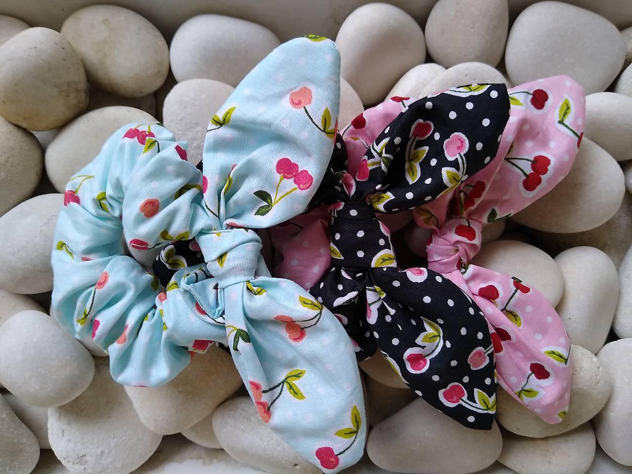 Scrunchies ušatá gumička čerešne