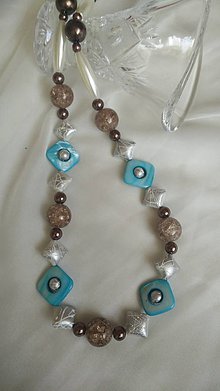 Náhrdelníky - Perleťové štvorce (Modré perleťové štvorce, hnedé, krémové a sivé koráliky plastové a sklenené, dĺžka 59 cm - Šedá) - 12059586_