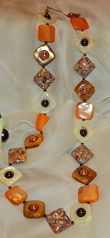 Náhrdelníky - Perleťové štvorce (Žlté a oranžové perleťové štvorce a hnedé a oranžové koráliky plastové, dĺžka 57 cm - Oranžová) - 12059630_