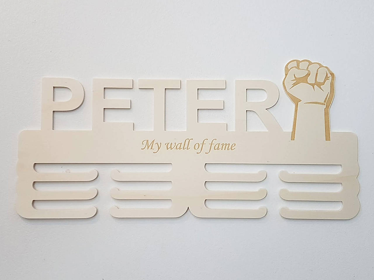 Drevený držiak na medaily s laserovaným textom 45cm päsť