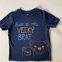 Detské oblečenie - Maľované tričko s nápisom “Bude zo mňa veľký brat” ( (TMAVOMODRÉ S MACÍKMI) - 12077565_