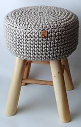 Drevená stolička/taburetka s háčkovaným poťahom z kvalitných šnúr