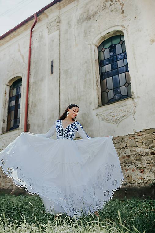 biele madeirové šaty Sága krásy