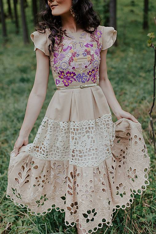 béžové madeirové šaty Sága krásy