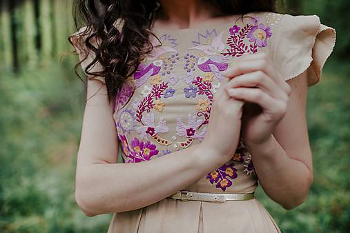 béžové madeirové šaty Sága krásy