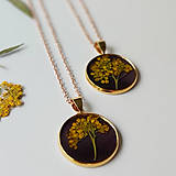 Náhrdelníky - Lúčne kvety zlatý náhrdelník - black - 12083582_