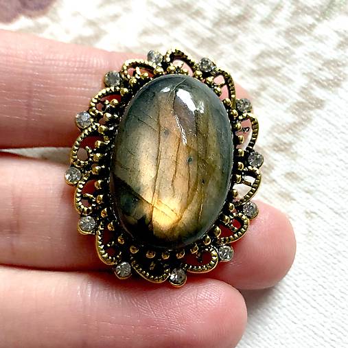 Brošne - Chaton Labradorite Golden Brooch / Brošňa s labradoritom v starozlatom prevedení - 12085396_