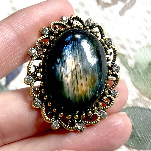 Brošne - Chaton Labradorite Golden Brooch / Brošňa s labradoritom v starozlatom prevedení - 12085400_