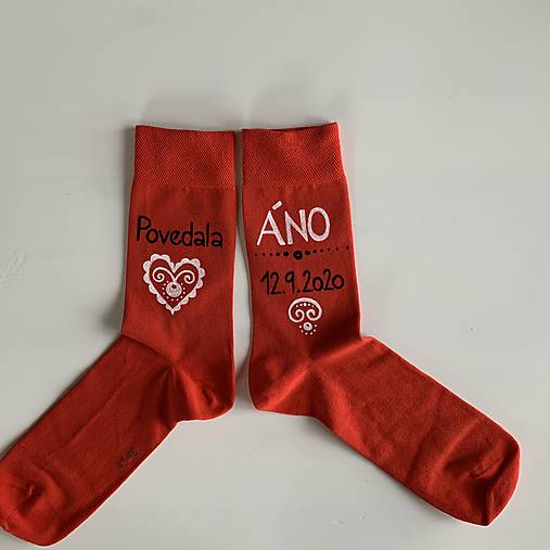 Maľované ponožky pre ženícha (červené s nápisom: ”Povedala / ÁNO (dátum)”)
