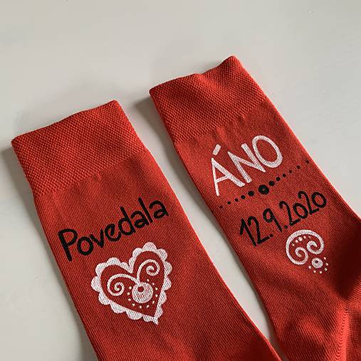 Maľované ponožky pre ženícha (červené s nápisom: ”Povedala / ÁNO (dátum)”)