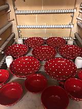 Hlboké taniere v červenom prevedení priamo z pece