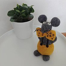 Dekorácie - Plstené myšky s bodkovanými motýlikmi (Myška so žltým motýlikom) - 12091205_