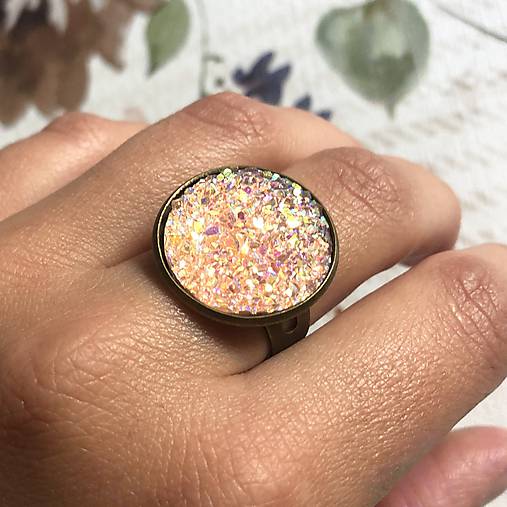 Prstene - Peach Druzy & Bronze Ring / Prsteň s broskyňovým drúzovým kabošonom - 12092634_