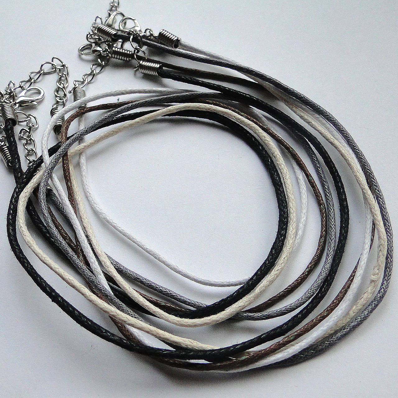 Voskovaná šnúrka so zapínaním-1ks