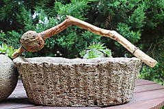 Nádoby - Kamenný kvetináč s drevom 1 - 12093093_