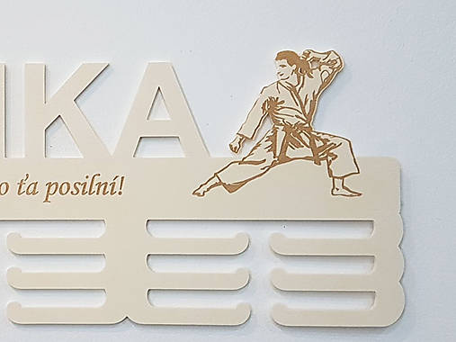 Drevený držiak na medaile s menom a laserovaním KARATE 55cm