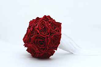 Kytice pre nevestu - Saténová kytica svadobná karmínová červená ruže - 12096507_