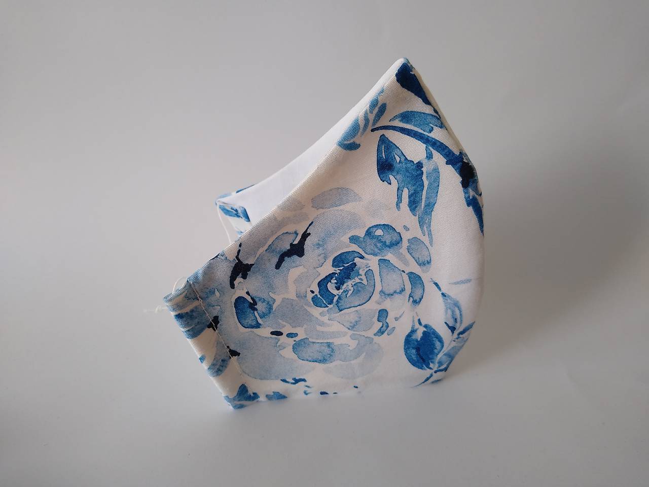 Dizajnové rúško akvarel modré prémiová bavlna antibakteriálne s časticami striebra dvojvrstvové tvarované