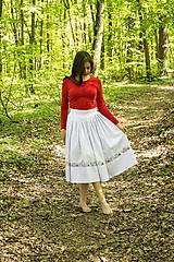 Biela skladaná folklórna sukňa s výšivkou – Detva