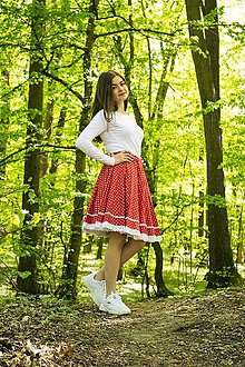 Sukne - Červená kruhová folklórna sukňa so vzorom -kvietky - 12111076_