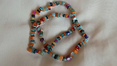 Sady šperkov - Perleťové zlomky (Náhrdelník detský na gumičke cca 47 cm alebo drojradový náramok cca 26 cm) - 12110638_