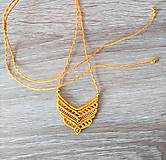 Macramé náhrdelník jantárovej farby