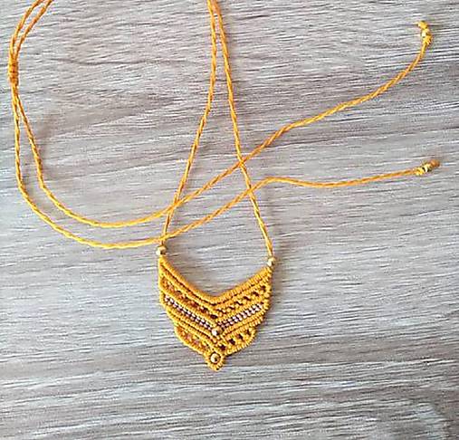 Náhrdelníky - Macramé náhrdelník jantárovej farby - 12122426_