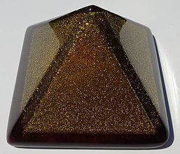 Dekorácie - Malá zlatá orgonitová pyramídka s fluoritom, horským kryštálom a keltskou špirálou v podstave - 12127160_