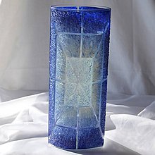 Dekorácie - Váza modrobiela črepové sklo výška 30 cm oblá dúhový vzor - 12124721_