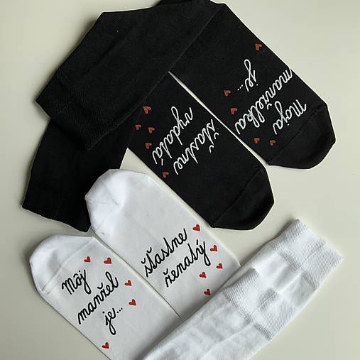 Maľované ponožky s nápisom: "Môj manžel (Moja manželka) je šťastne ženatý (vydatá)" (biele + čierne bez dátumu)