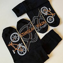Ponožky, pančuchy, obuv - Maľované čierne ponožky s bicyklom a menom (pre otca a syna (sada)) - 12135593_