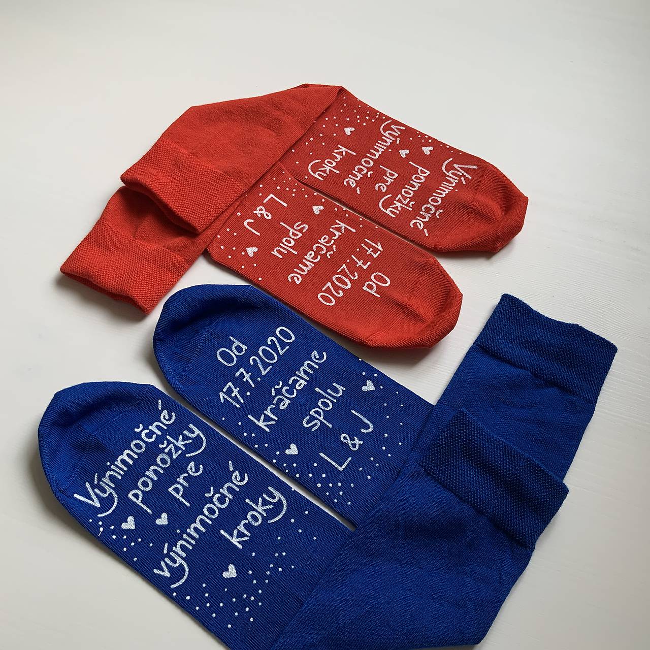 Darčeková sada maľovaných ponožiek pre novomanželov s nápisom "Výnimočné ponožky pre výnimočné kroky/ Od … kráčame spolu ((modré + červené))