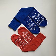 Ponožky, pančuchy, obuv - Maľované ponožky pre novomanželov s nápisom "Výnimočné ponožky pre výnimočné kroky/ Od (dátum) kráčame spolu ((modré + červené)) - 12137882_