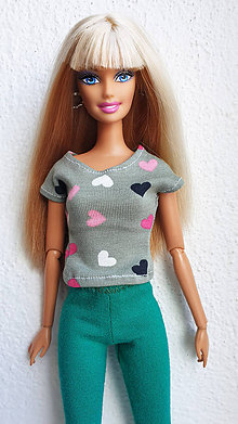 Hračky - Srdiečkové tričko khaki pre Barbie - 12140138_
