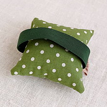 Úžitkový textil - FILKI Myššo šupková podložka pod zápästie, obvod zápästia do 14 cm (zelené bodky so zelenou gumičkou) - 12145307_