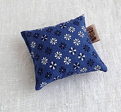 Úžitkový textil - FILKI šupkové mačkátko (modré drobno folkové) - 12145449_